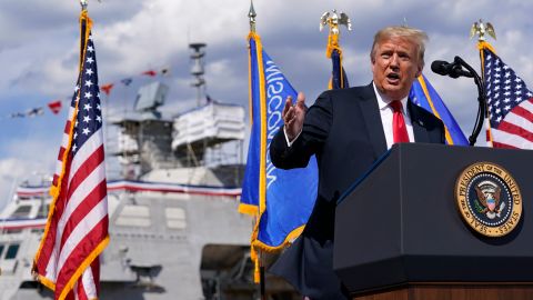 Trump en 2020 durante un evento frente a trabajadores del astillero Fincantieri Marinette Marine de Wisconsin.