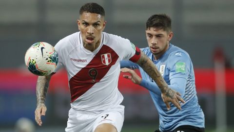 Paolo Guerrero durante un partido de eliminatorias entre Perú y Uruguay.