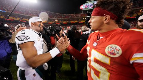 Jalen Hurts (L) y Patrick Mahomes, se reencontrarán en el Eagles vs. Chiefs.