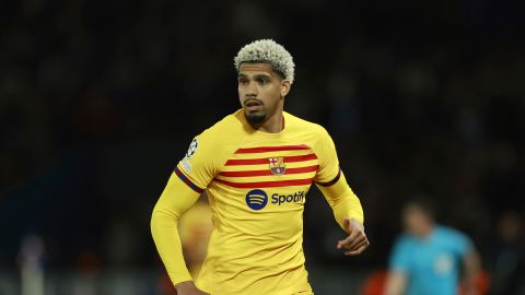Uruguayo Ronald Araújo firma renovación hasta 2031 con el FC Barcelona