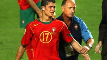 Luiz Felipe Scolari con Cristiano Ronaldo luego de perder la final de la Eurocopa 2004.