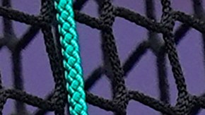 Imagen referencial: Una bala impacta contra una malla de protección durante una competencia de martillo.