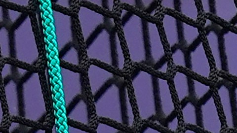 Imagen referencial: Una bala impacta contra una malla de protección durante una competencia de martillo.