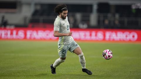 César "Chino" Huerta durante un partido amistoso entre México y Canadá.