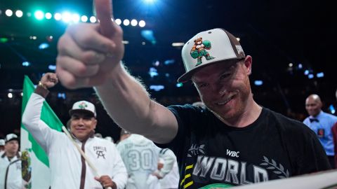 Canelo Álvarez celebra tras vencer a Edgar Berlanga.