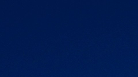 Un remolque con un cartel de apoyo al candidato presidencial republicano, el expresidente Donald Trump, se encuentra junto al parque eólico Smoky Hills.
