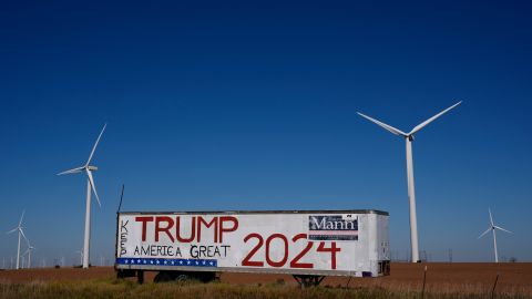 Un remolque con un cartel de apoyo al candidato presidencial republicano, el expresidente Donald Trump, se encuentra junto al parque eólico Smoky Hills.