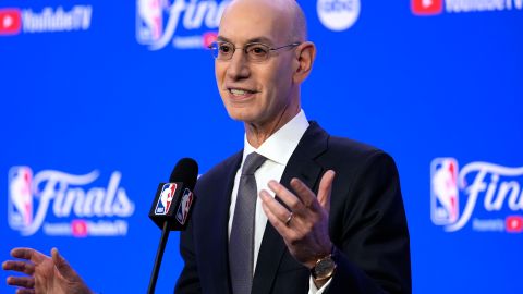 Adam Silver durante una conferencia de prensa de la NBA.