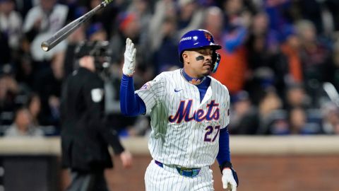 Mark Vientos conecta un cuadrangular durante el encuentro ante Dodgers en la Serie de Campeonato. de la Liga Nacional.