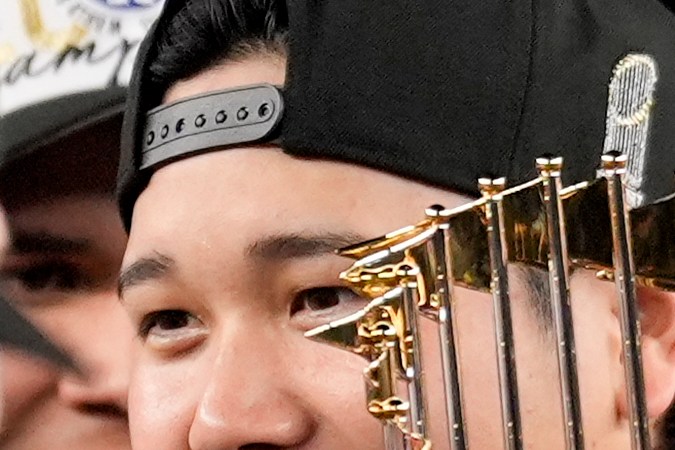 Shohei Ohtani con el trofeo de la Serie Mundial.