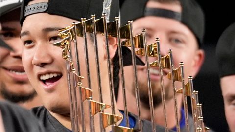 Shohei Ohtani con el trofeo de la Serie Mundial.