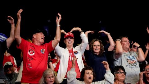 Partidarios bailan al ritmo de "YMCA", una canción del grupo Village People, durante un acto de campaña de Donald Trump.