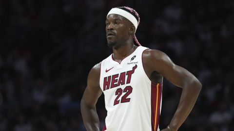 Jimmy Butler stands durante un encuentro entre el Miami Heat y los New Orleans Pelicans.