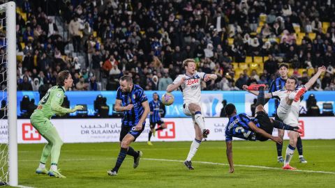 Inter con golazo de chilena se metió en la final de la Supercopa de Italia