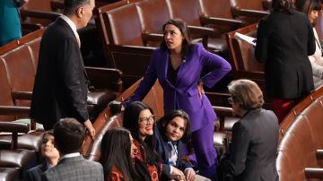 Representante demócrata de NY Alexandria Ocasio Cortez en el pleno de la Cámara