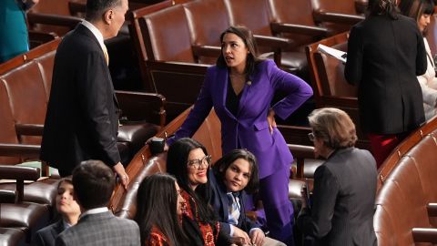 Representante demócrata de NY Alexandria Ocasio Cortez en el pleno de la Cámara