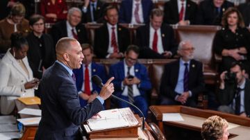 Hakeem Jeffries en el hemiciclo de la Cámara de Representantes