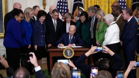 Joe Biden firma ley para ampliar el Seguro Social en la Casa Blanca