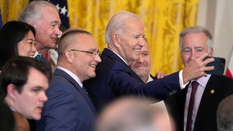 Biden firma Ley de Equidad del Seguro Social