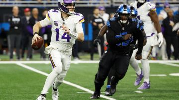 Detroit Lions ante Minnesota Vikings durante la última jornada de la temporada de la NFL en 2025.