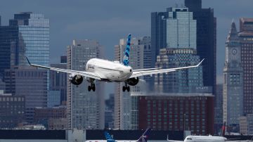 Un avión de JetBlue aterriza en el aeropuerto de Boston