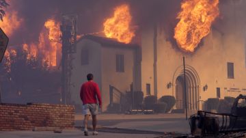 Un hombre camina cerca de la Iglesia Comunitaria de Altadena en Pasadena, California.