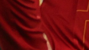 Rodrigo Bentancur es atendido durante el duelo entre Tottenham y Liverpool.