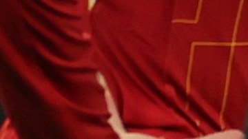 Rodrigo Bentancur es atendido durante el duelo entre Tottenham y Liverpool.