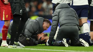 Rodrigo Bentancur es atendido durante el duelo entre Tottenham y Liverpool.