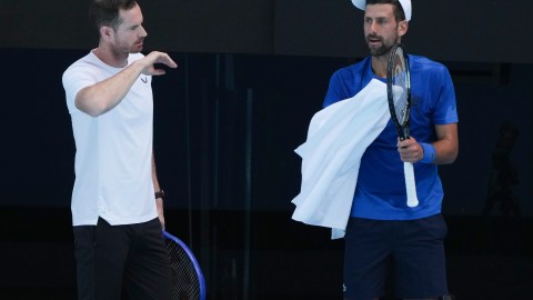 Andy Murray (L) y Novak Djokovic (R) entrenan en la previa al Australian Open.