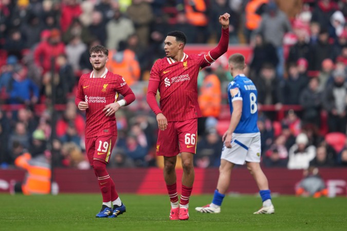 Alexander-Arnold (C) celebra su gol durante el encuentro de tercera ronda de la FA Cup.