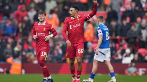 Alexander-Arnold (C) celebra su gol durante el encuentro de tercera ronda de la FA Cup.