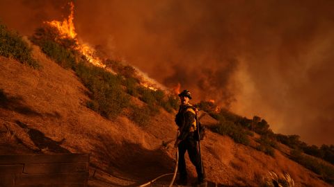 Los incendios forestales en Los Ángeles empezaron el martes y han quemado sin cesar más de 13,760 hectáreas, o unas 53 millas cuadradas.