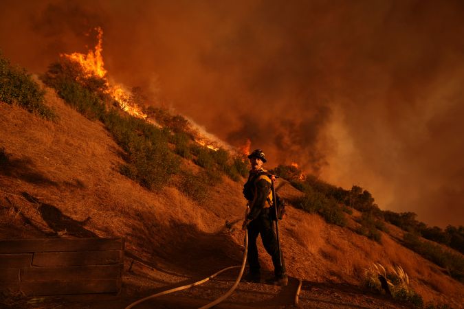 Los incendios forestales en Los Ángeles empezaron el martes y han quemado sin cesar más de 13,760 hectáreas, o unas 53 millas cuadradas.