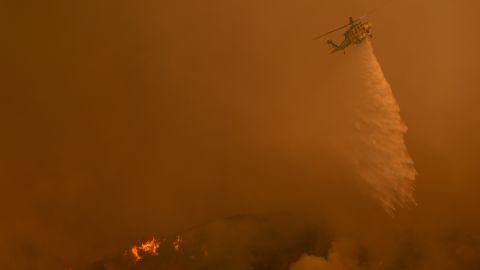 Biden ordenó el despliegue de equipos aéreos y terrestres, entre ellos al menos cinco aviones cisterna, diez helicópteros y decenas de camiones.