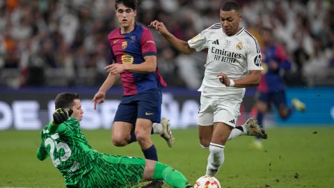 Mbappé es derribado por Szczesny durante el segundo tiempo del Real Madrid vs. Barcelona.