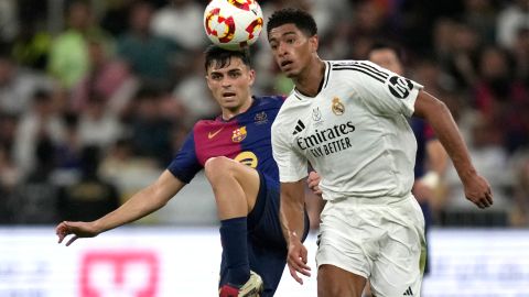 Pedri (L) y Jude Bellingham (R) disputan un balón durante la Supercopa de España.