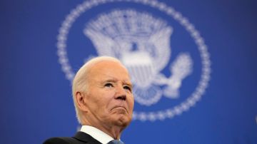 El presidente Joe Biden espera para hablar sobre política exterior en el Departamento de Estado en Washington.