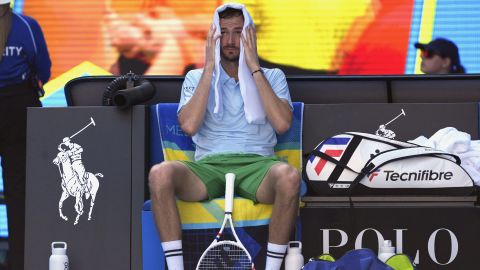 Daniil Medvedev se muestra frustrado ante Kasidit Samrej en la primera ronda del Australian Open 2025.