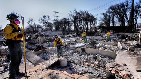 El teniente Matt Phillips dirige a su equipo de bomberos mientras revisa las casas en busca de problemas estructurales tras el incendio de Palisades.