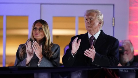 Donald Trump y Melania Trump aplauden durante un espectáculo de fuegos artificiales en el Trump National Golf Club en Sterling, Virginia.