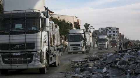 Más de 300 camiones de ayuda humanitaria entran desde Egipto tras la tregua en Gaza