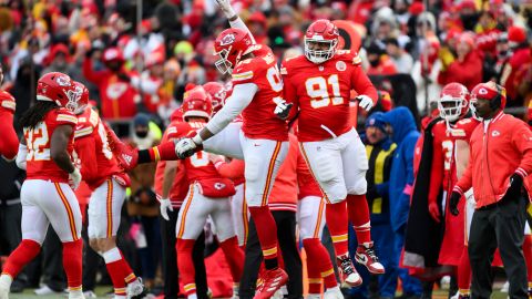 Jugadores de Chiefs celebran triunfo ante Texans.