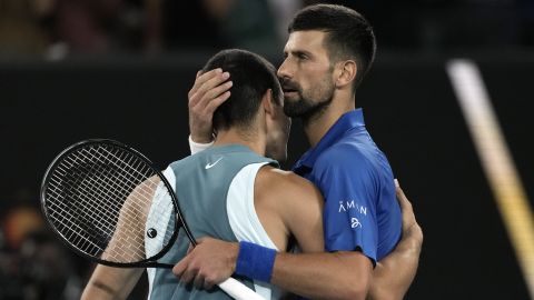 Alcaraz se burla de la lesión de Djokovic tras su derrota ante el serbio en el Abierto de Australia