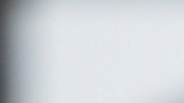 Peatones abrigados cruzan el puente de Brooklyn en Nueva York.