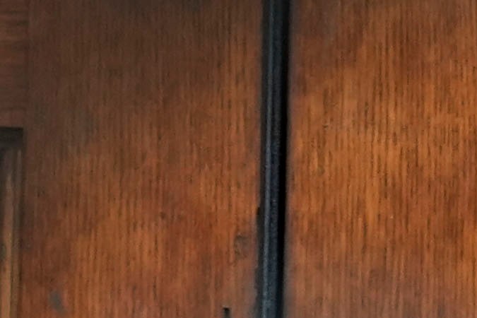 Un cartel que prohíbe la entrada al ICE o al Departamento de Seguridad Nacional está colocado en una puerta de la Iglesia Metodista Unida de San Pablo y San Andrés en Nueva York.