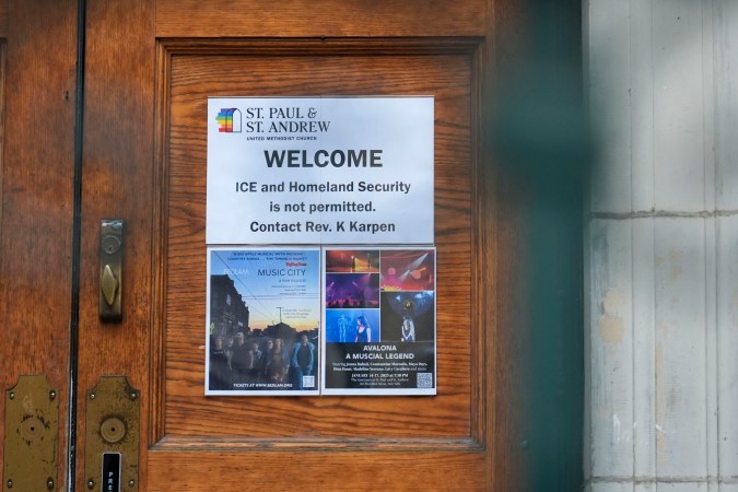 Un cartel que prohíbe la entrada al ICE o al Departamento de Seguridad Nacional está colocado en una puerta de la Iglesia Metodista Unida de San Pablo y San Andrés en Nueva York.