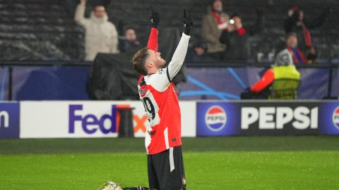 El Feyenoord estaría en negociaciones con el Milan por Santiago Giménez