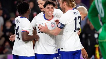 Jugadores de Estados Unidos celebran uno de los goles frente a Costa Rica.