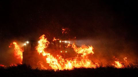 El incendio ha consumido más de 10,000 acres.